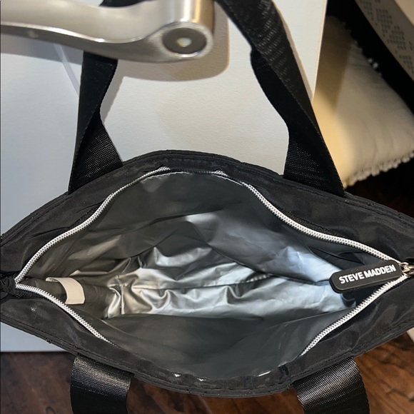 Steve Madden Quilted Black Lunch Box - Picture 2 of 2